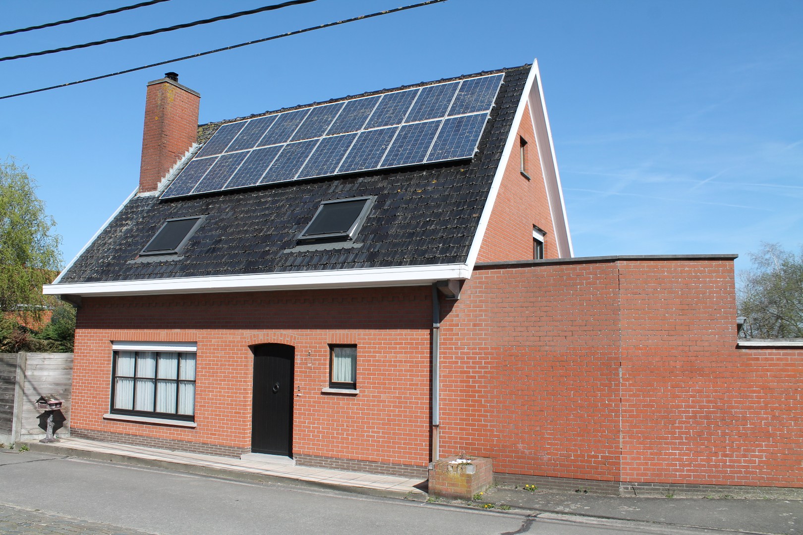 Instapklare woning met 3 slaapkamers, garage en tuin op 496m² 