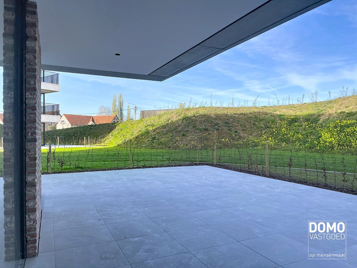 MODERN GELIJKVLOERS APPARTEMENT GELEGEN TE KERMT MET 2 SLAAPKAMERS EN RUIM TERRAS 