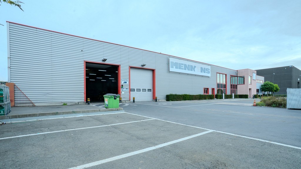 Magazijn met kantoren te huur langs E34 in Beveren