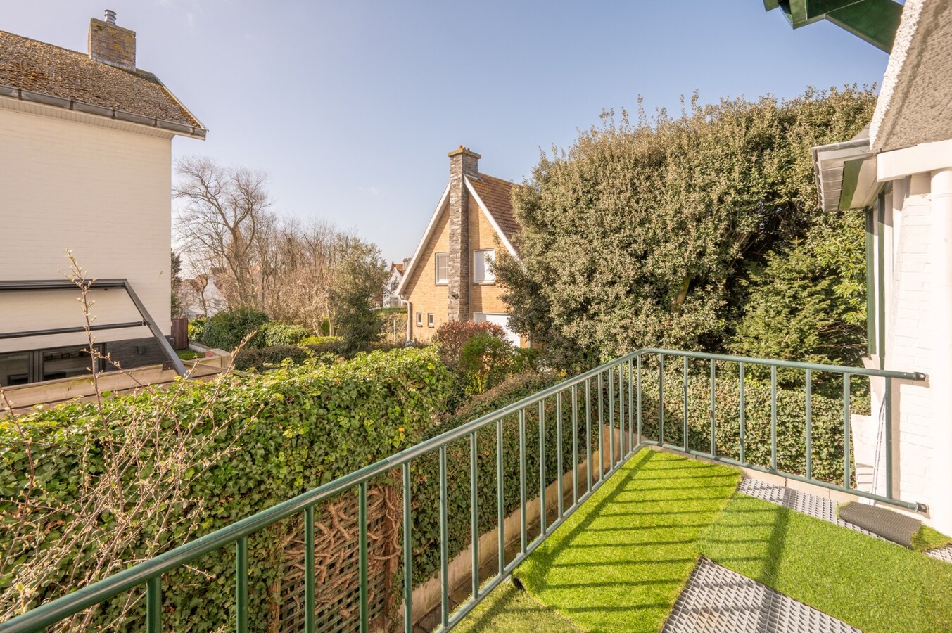 Villa in eclectische stijl met garage en staanplaatsen in het hart van Duinbergen 