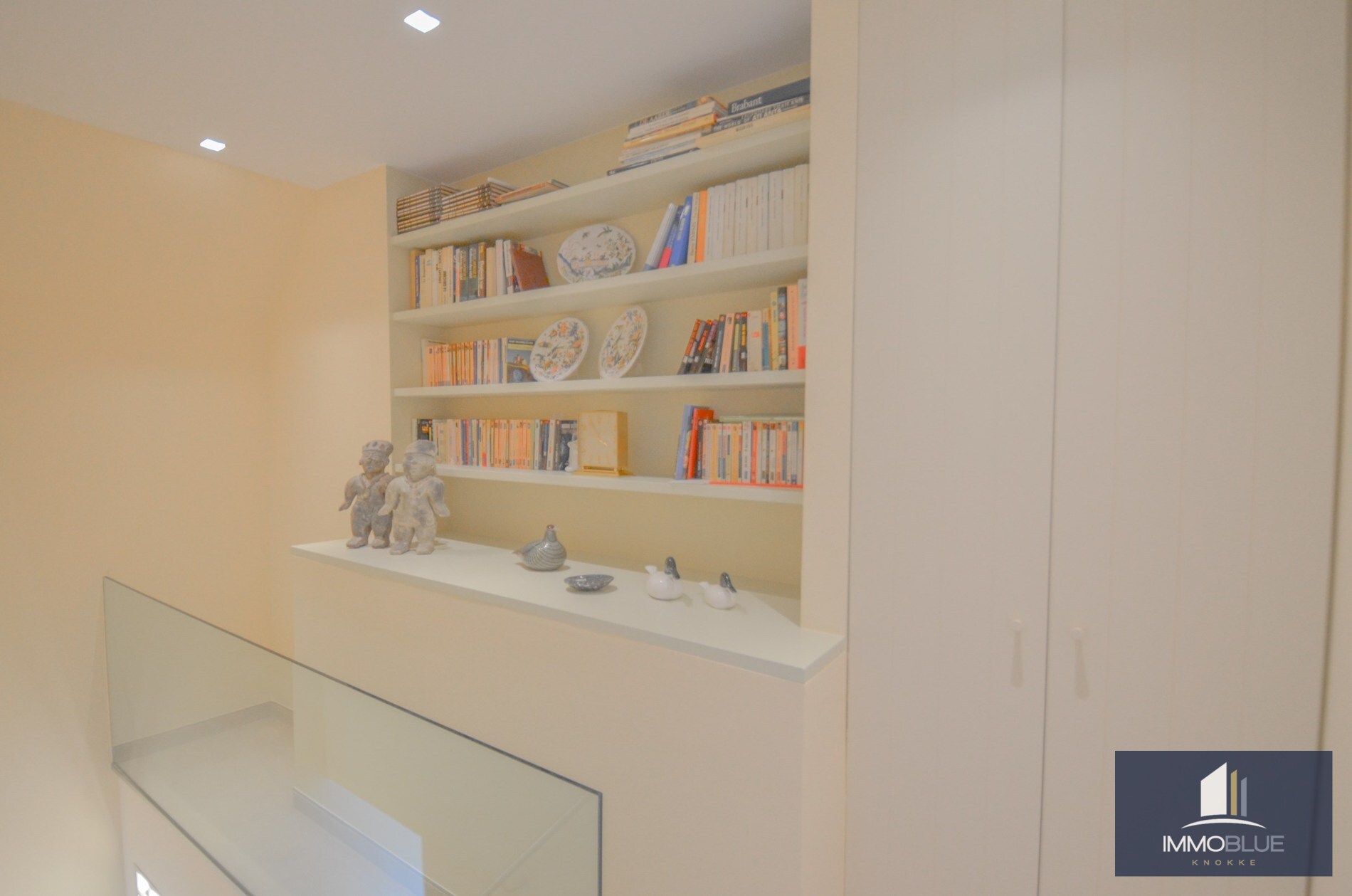 Appartement duplex élégant avec terrasses ensoleillées et vue dégagée sur les villas du Zoute. 