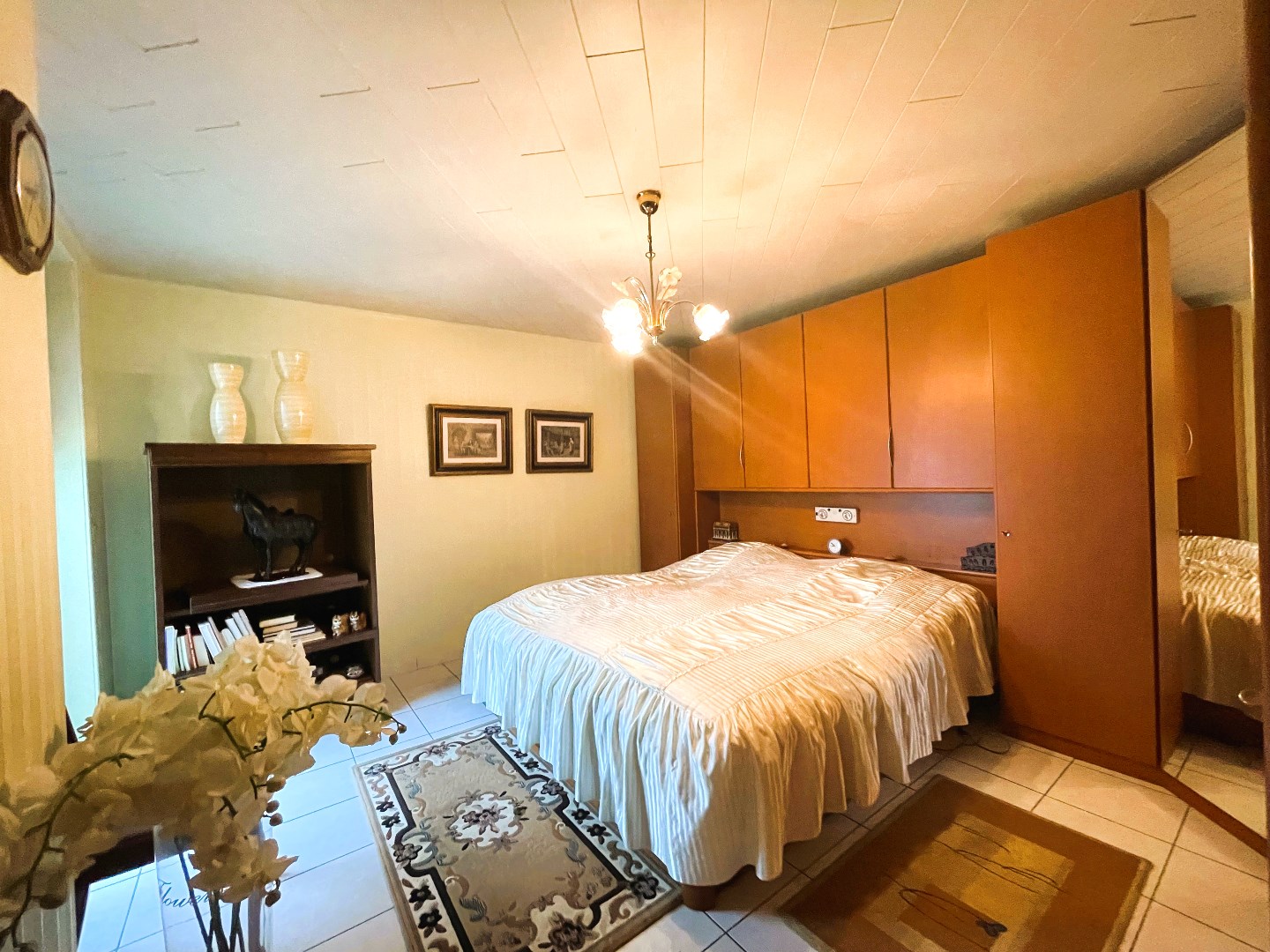 Woning met ruim magazijn op 2266 m² 