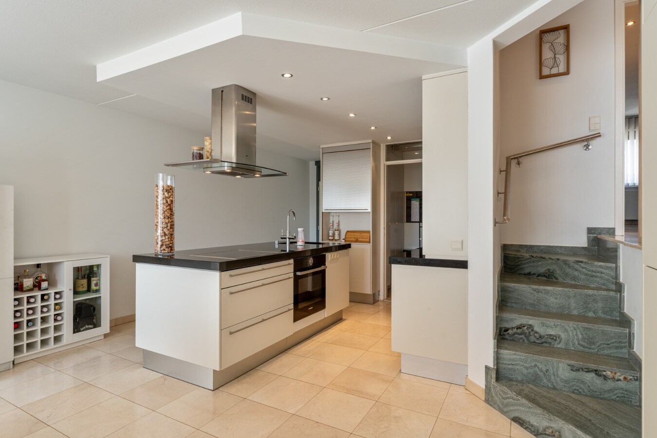 Zeer ruime, goed afgewerkte woning met diverse mogelijkheden nabij het centrum van Maaseik! 