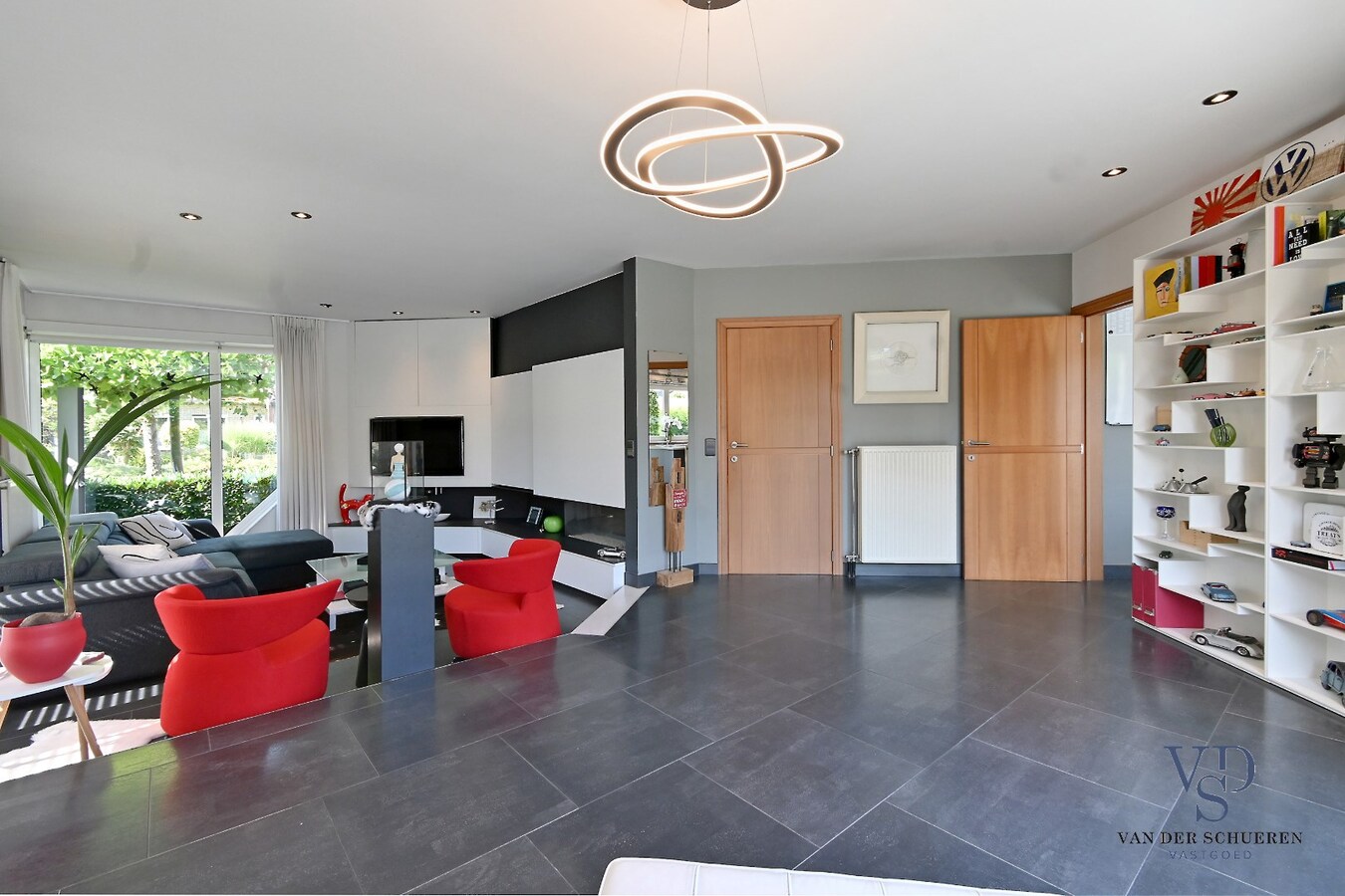 Tijdloze villa met zwembad in residentiële wijk 