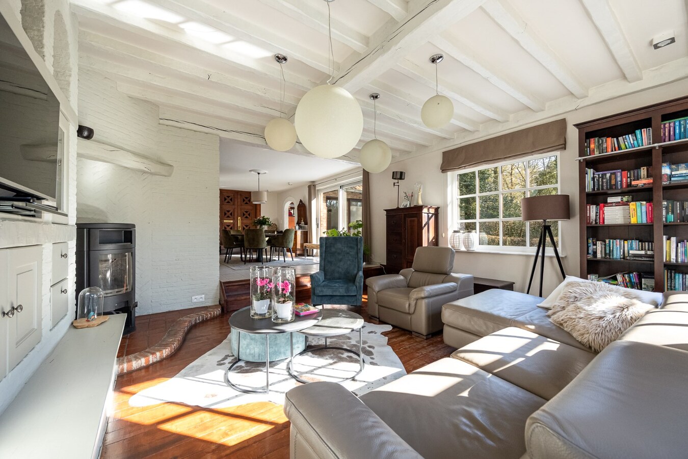 Prachtige villa met 3 slaapkamers en praktijk/kangoeroewoning met ZW-tuin op 1.892 m² 