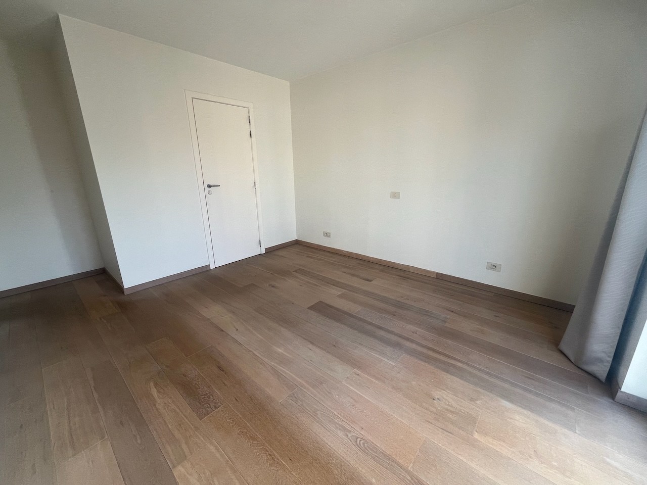 Non-meublé - Grand appartement résidentiel avec une belle vue dégagée, situé en plein centre près de l'avenue Lippens. 