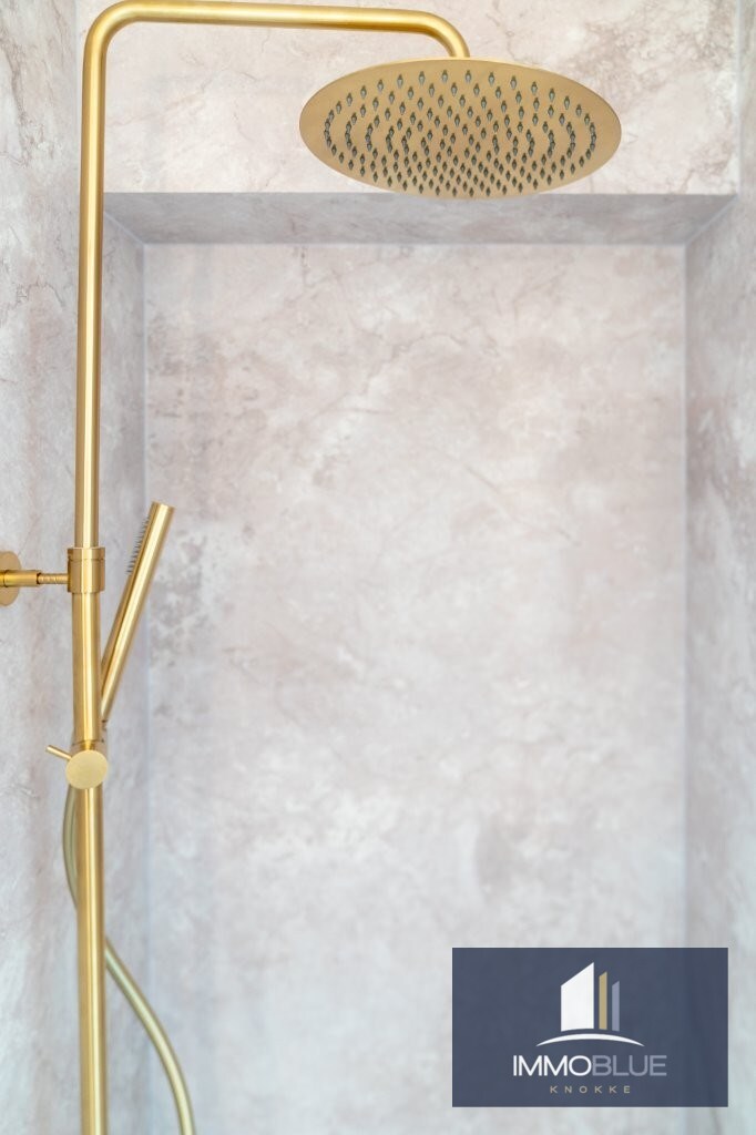 Volledig gerenoveerd, lichtrijk appartement gelegen in een kleine residentie. 