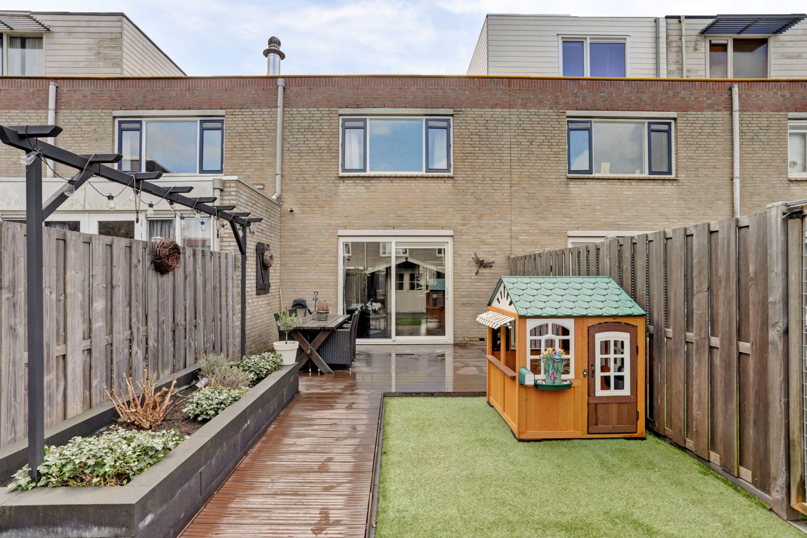 Energiezuinige (A-label) en uitstekend onderhouden 4-kamer tussenwoning met voor- en achtertuin met houten berging! 