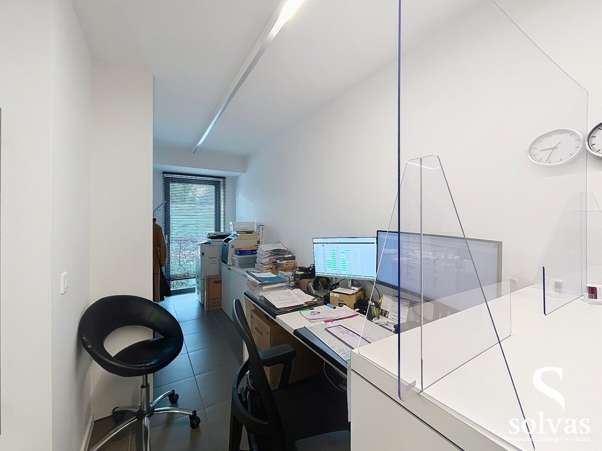Commercieel kantoor op toplocatie in Aalter met 5 bureau ruimtes 