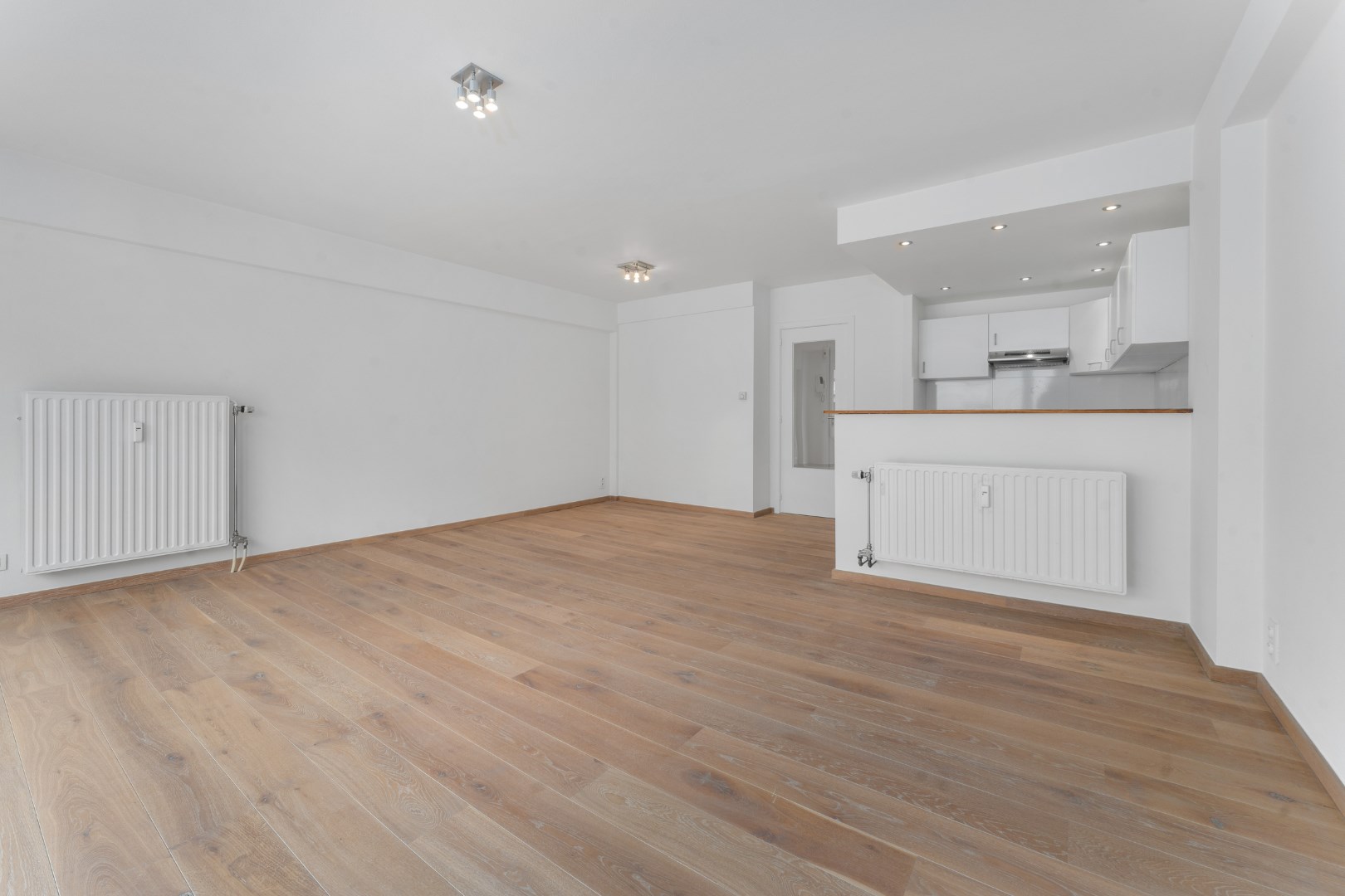 GERENOVEERD 2 SLP. APP. GELEGEN NABIJ PETIT PARIS EN LEOPOLD I PLEIN 