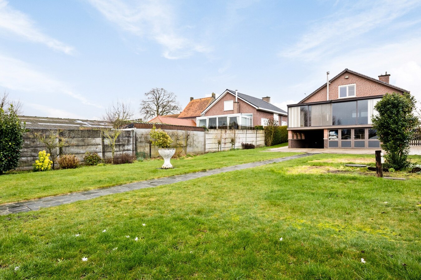 Solide en op te frissen woning te koop vlakbij centrum Lozer 