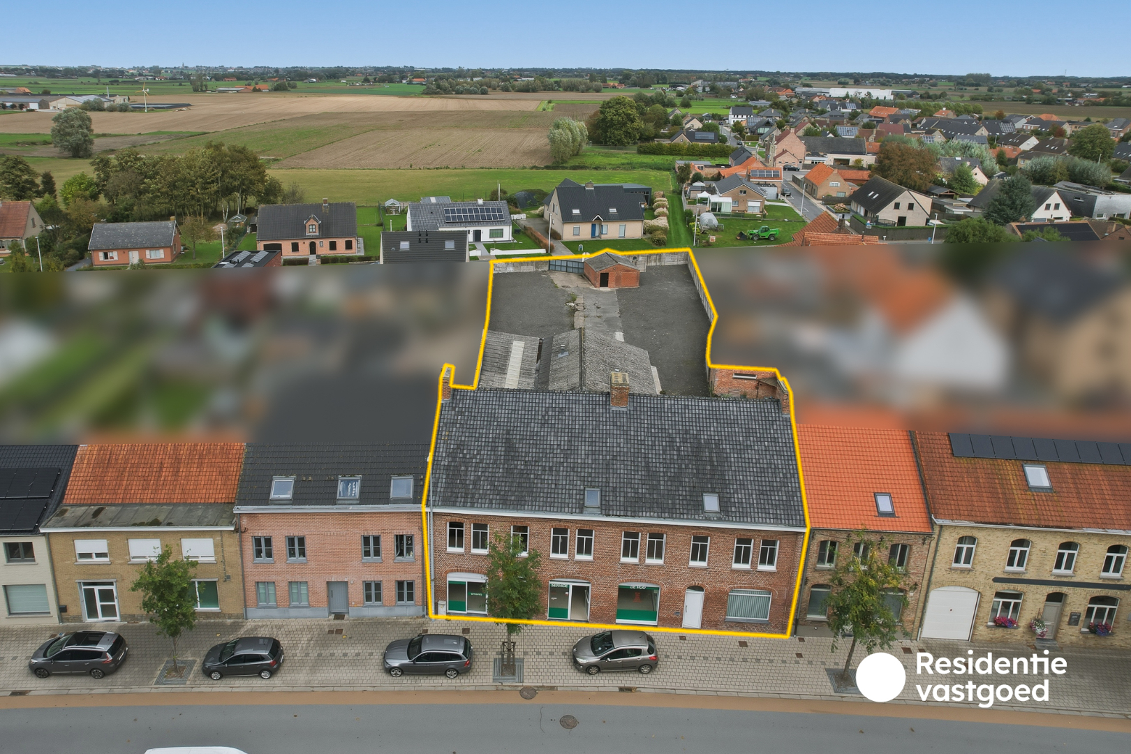 Veelzijdig eigendom met handelsruimte, ruime woning en bouwgrond in centrum Merkem! 
