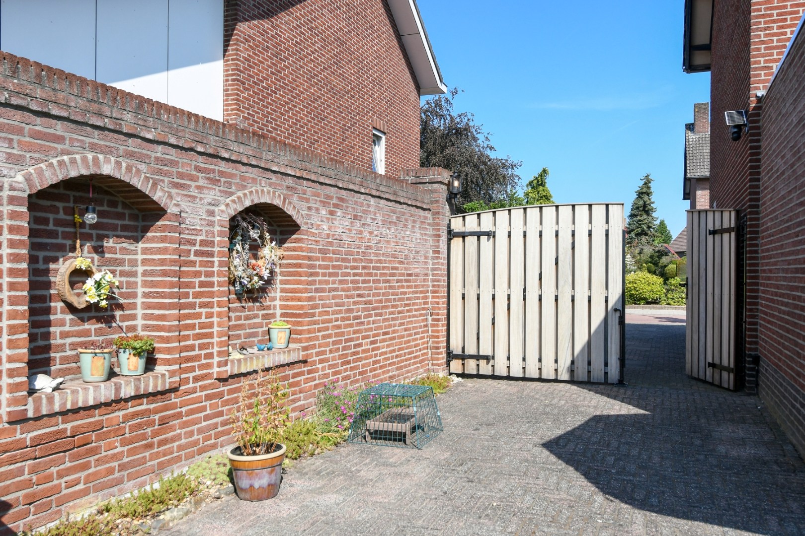 Verrassend ruim geschakeld/vrijstaand woonhuis met vier slaapkamers, inpandige garage en tuin met volop privacy in hartje Koningslust 