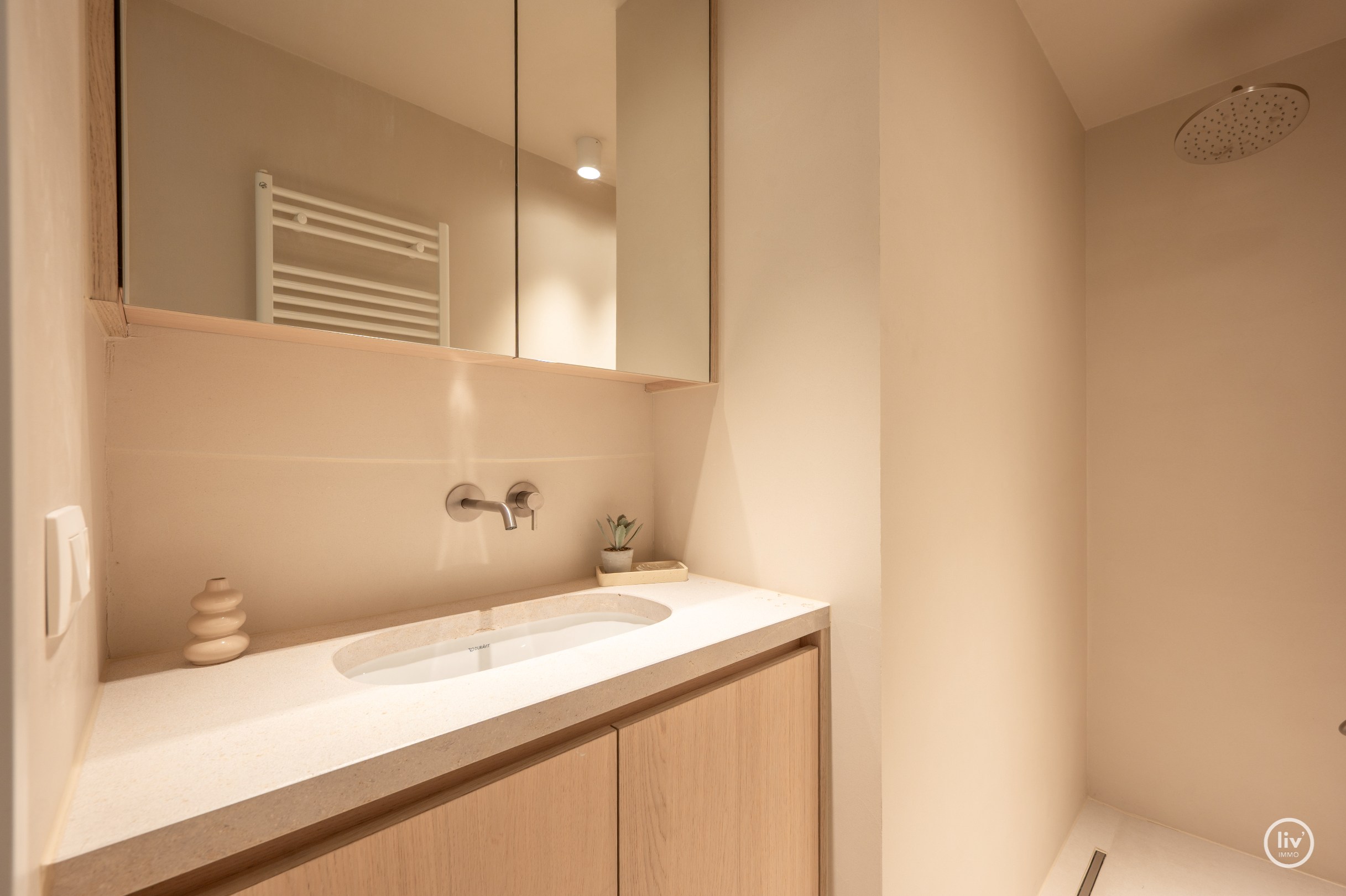 Appartement en duplex de luxe avec mezzanine, idéalement situé dans l'avenue Nellens à Knokke (avec possibilité d'acheter un box garage double intégré) 