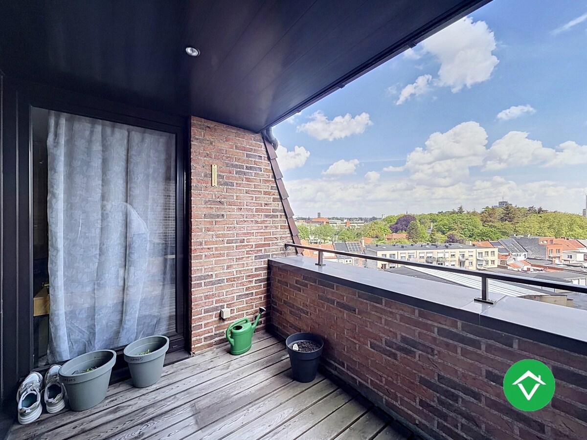 Instapklaar dakappartement met 4 slaapkamers, 2 terrassen en autostaanplaats te Roeselare (160m²) 