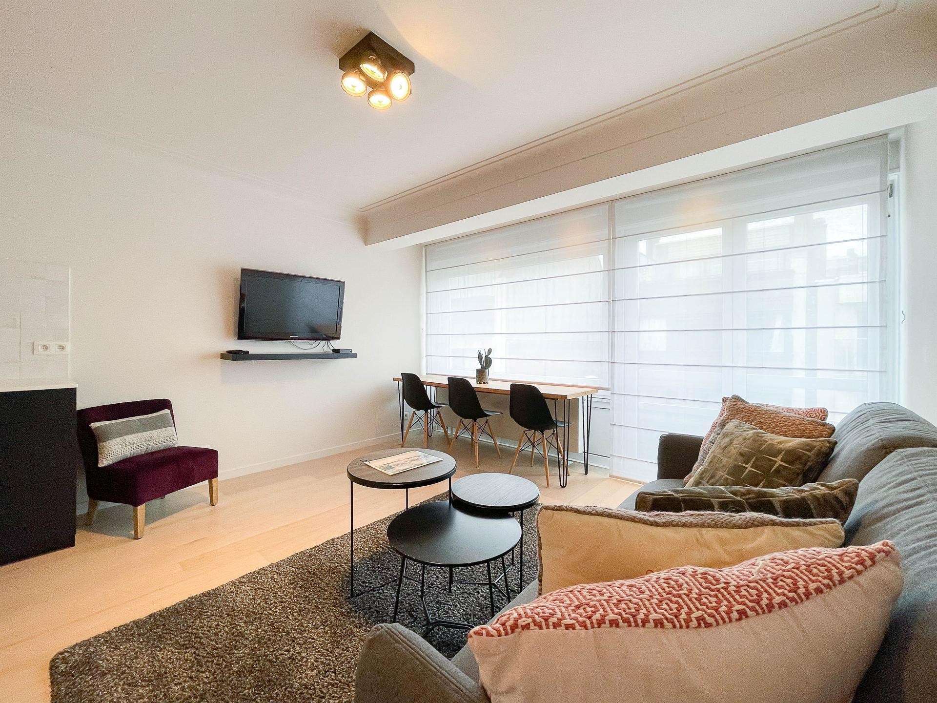 Gerenoveerde designstudio met slaaphoek centraal gelegen op de Kustlaan 