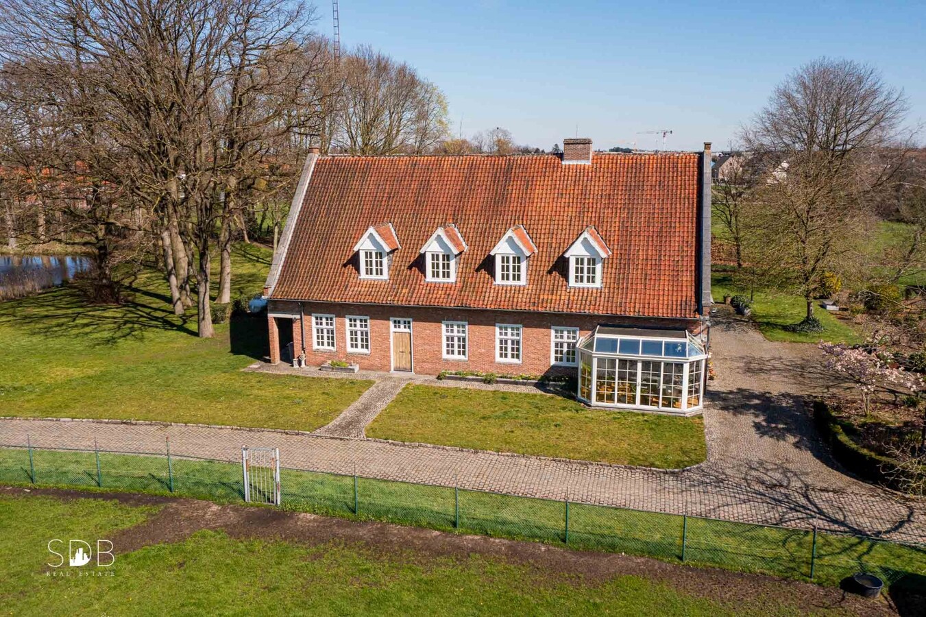 Stijlvolle villa met diverse bijgebouwen en graslanden op circa 3ha 