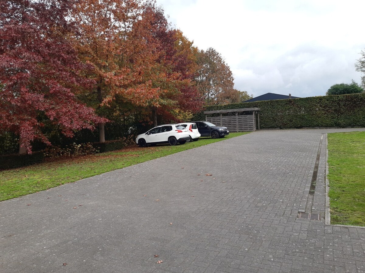 Eigentijds appartement met  autostaanplaats. Geen vaste kosten. 