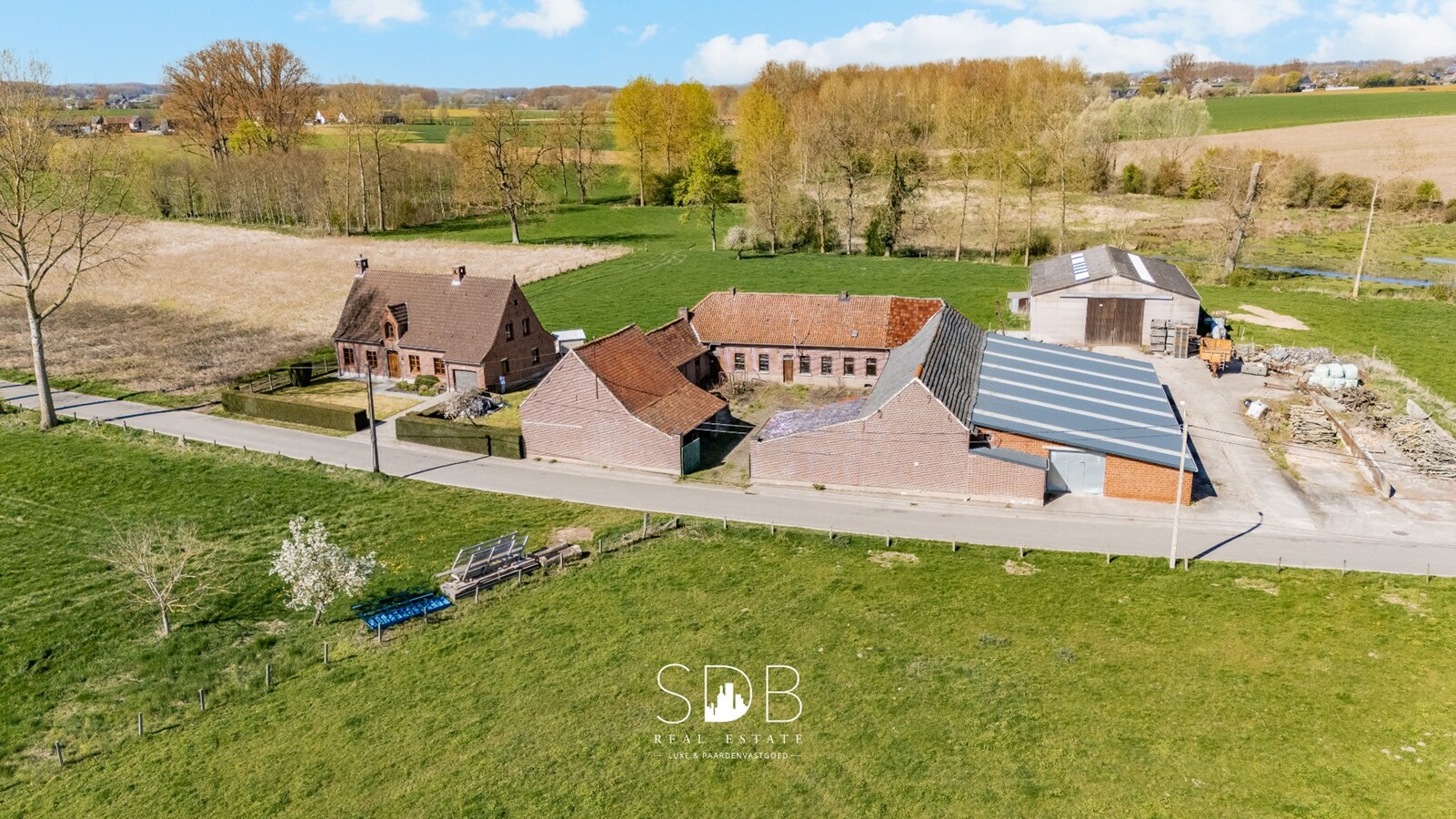 Boerderij met aanpalende graslanden op 12.970m² + mogelijkheid tot bijkopen graslanden +/-20ha 