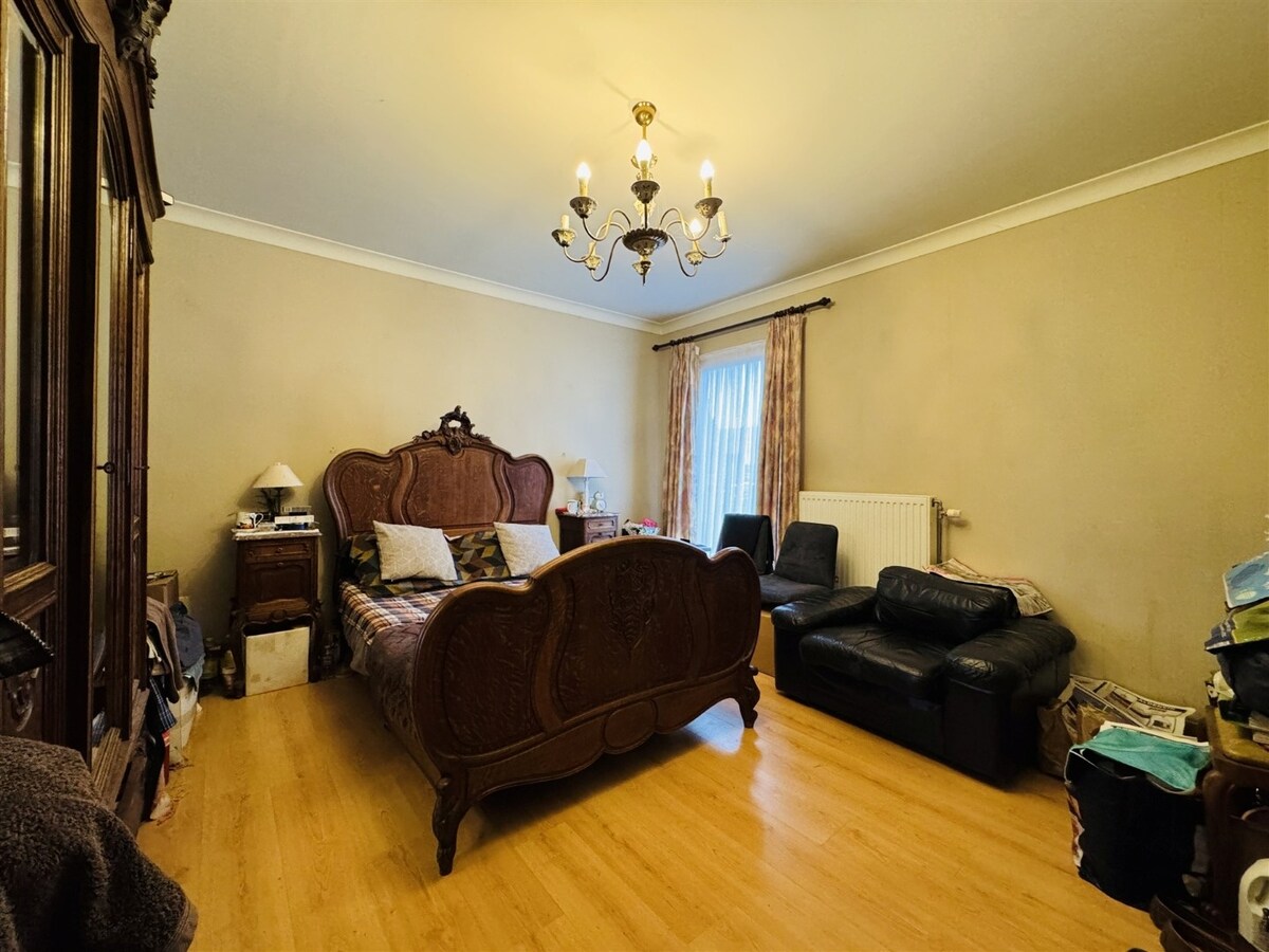 Unieke hoeve met woonst, 3 appartementen en paardenstallen op een ruim perceel van ca 1,2ha te Dilsen-Stokkem 