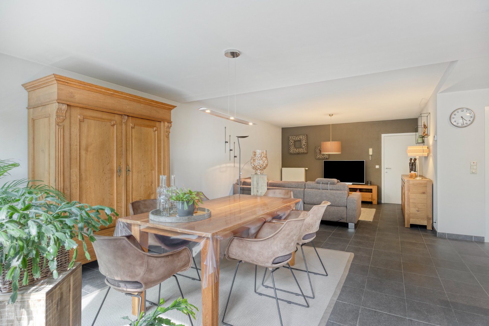 Gelijkvloers appartement met 2 slpk, 2 parkings en 2 kelderbergingen. 