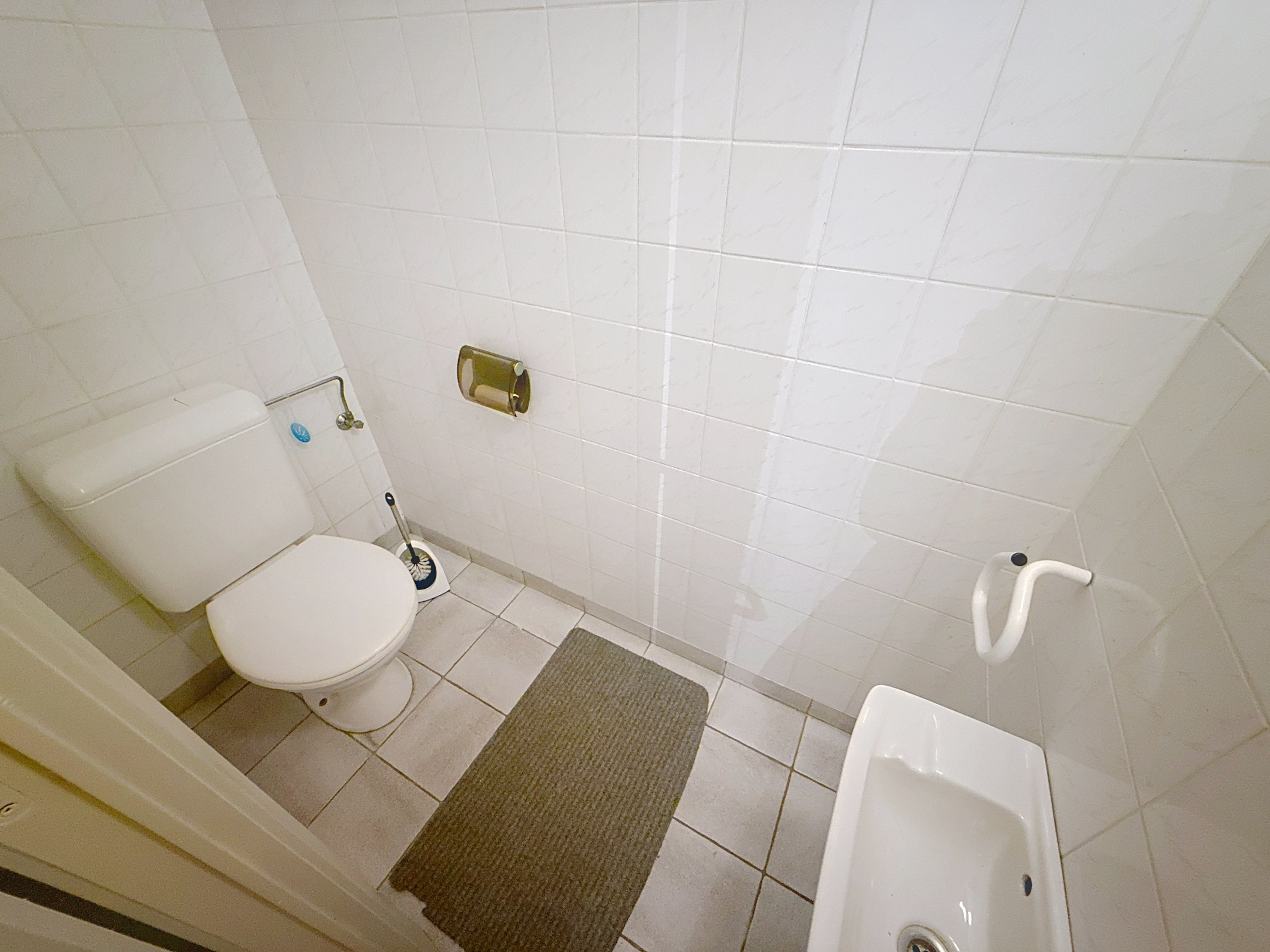 Maison de ville située au centre de la vieille ville de Knokke, à proximité des supermarchés, de l'école, du complexe sportif et à quelques mètres de l'avenue Lippens et des transports en commun. 