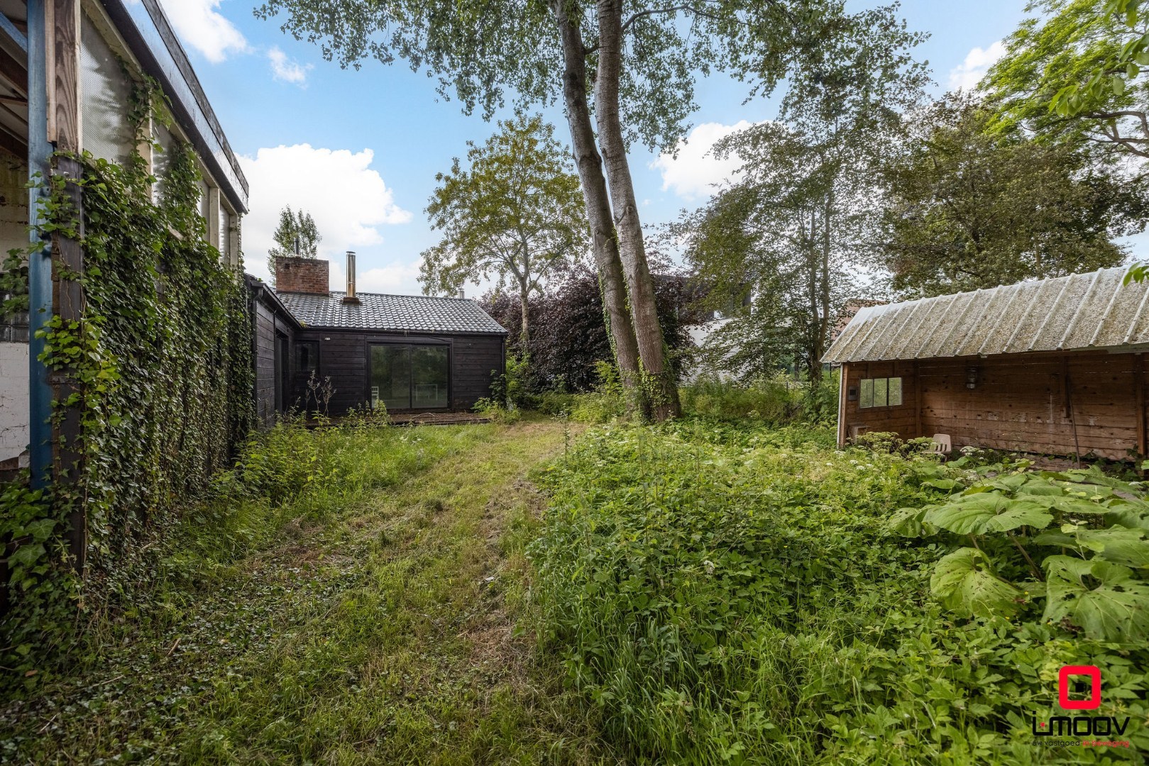 Seventies bungalowvilla met renovatiepotentieel op unieke ligging aan natuurgebied 