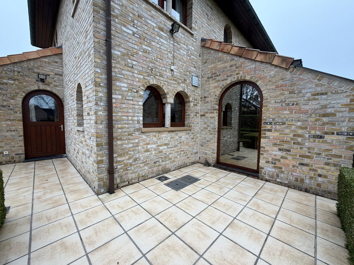 Ruime en rustig gelegen Spaanse villa te Dikkelvenne. 