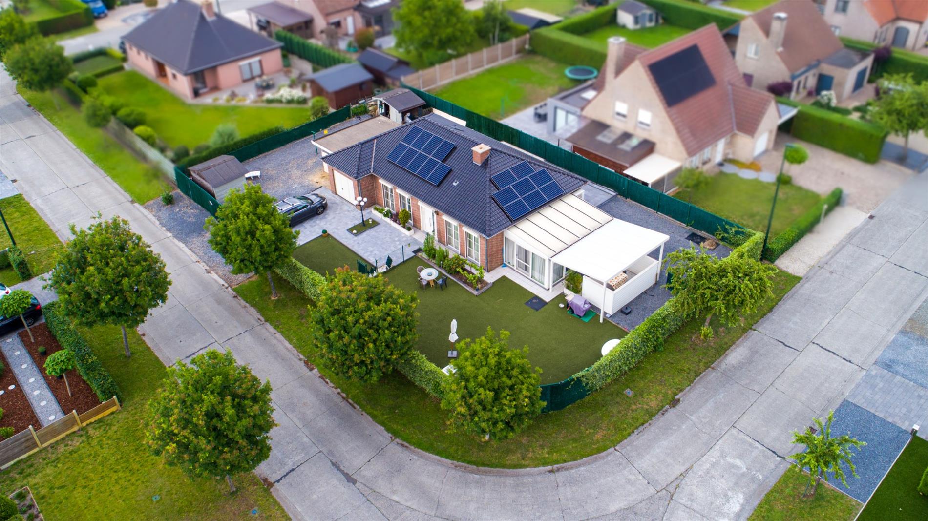 Totaal vernieuwde bungalow met  3 slpks, garage en tuin  rustig gelegen te Ertvelde 