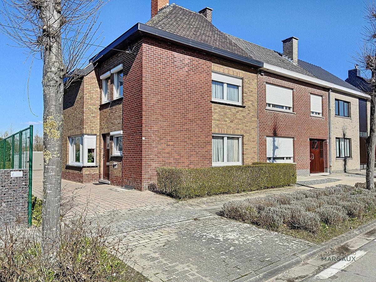 Verkocht op 1 dag! Te renoveren halfopen bebouwing op groot perceel 