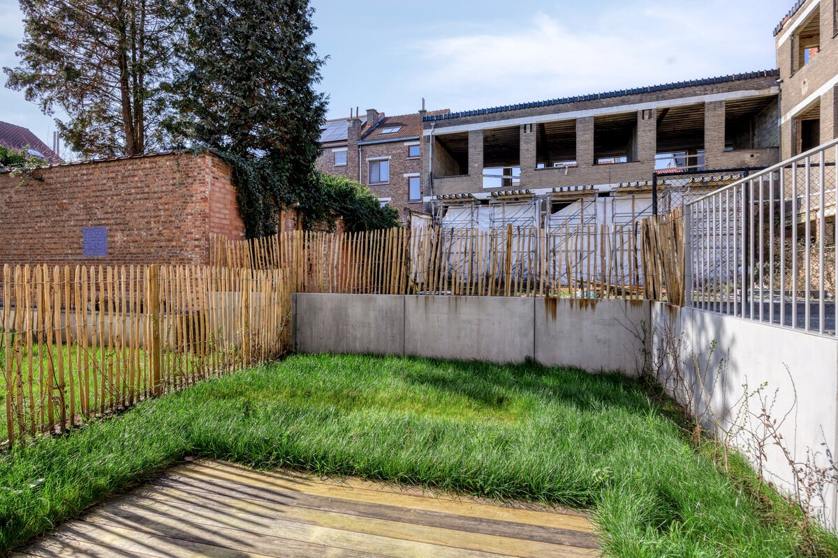 Instapklare woning met zeer goede afwerking, 3 slaapkamers, 3 badkamers, tuin, terras en autostaanplaats in het centrum van Tienen – EPC 27 kWh/m² - bewoonbare opp. 172 m² 