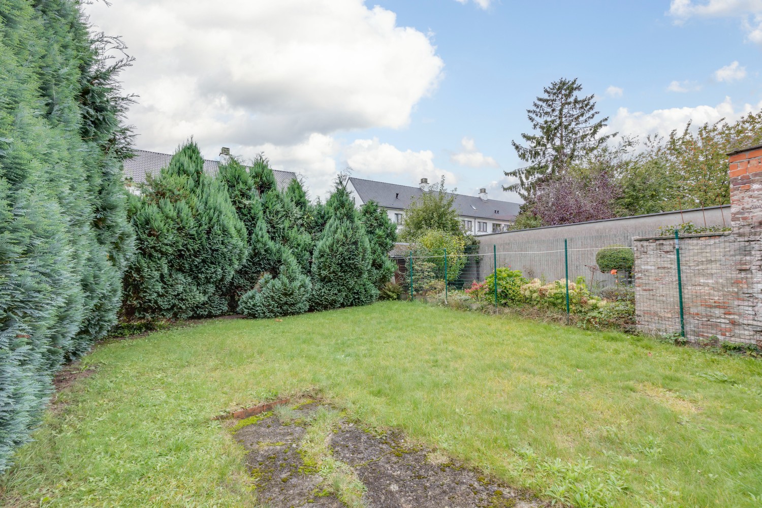 Op te knappen woning met prachtige tuin! 