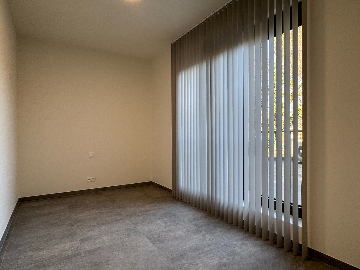 VOLLEDIG AFGEWERKT NIEUWBOUWAPPARTEMENT MET 2 SLAAPKAMERS, TERRAS, ONDERGRONDSE AUTOSTANDPLAATS EN KELDERBERGING IN RESIDENTIE "DE KWINT" TE ZONHOVEN 