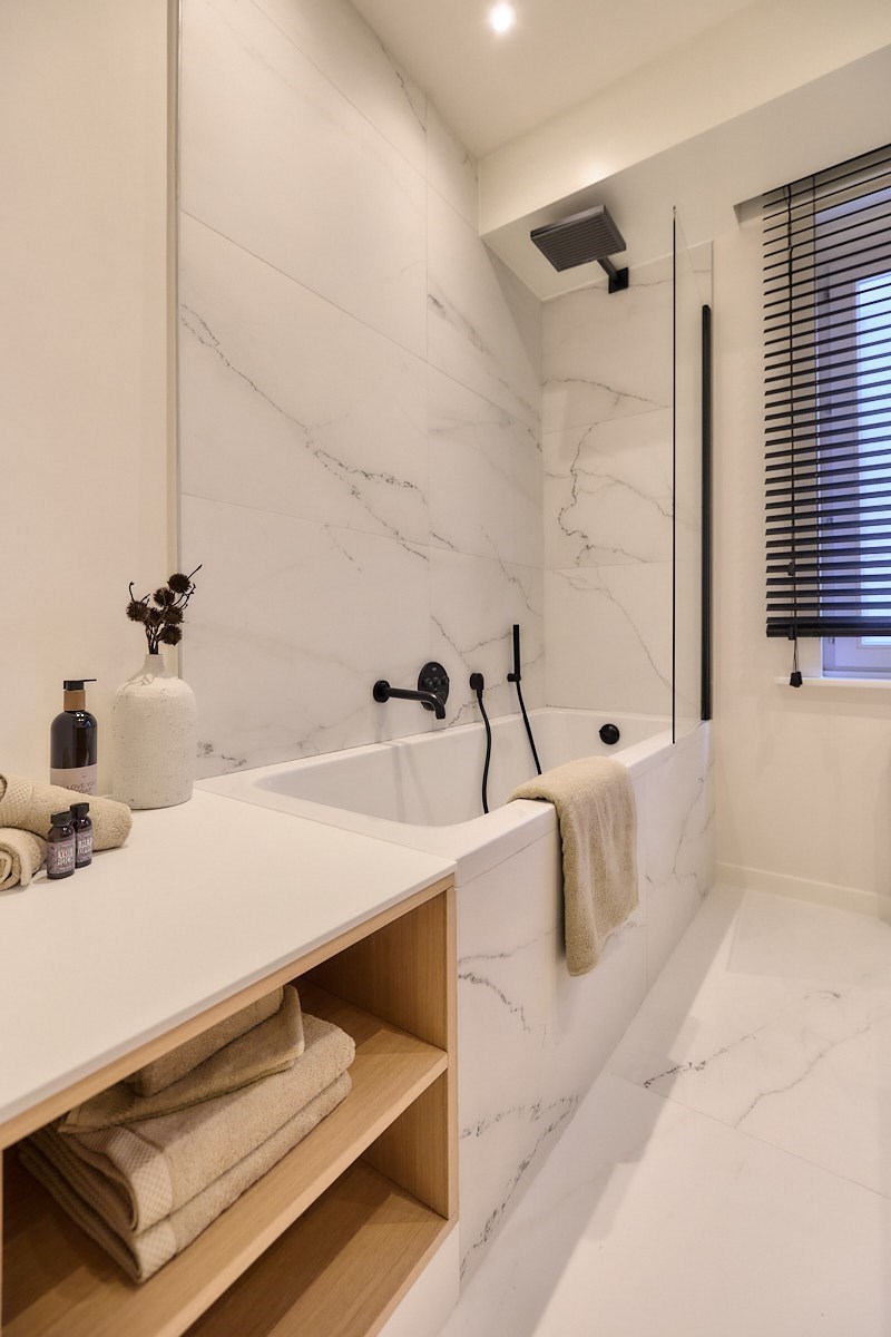 Appartement entièrement rénové avec 4 chambres, situé au centre de Knokke, près de l'avenue Dumortier, avec vue latérale sur la mer. 