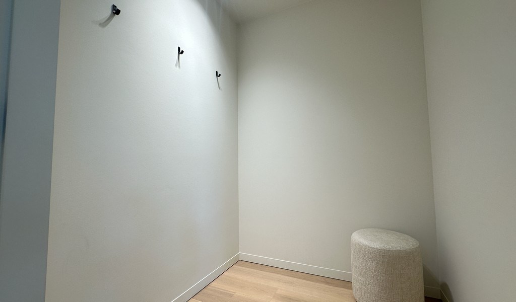 Stijlvol handelspand te huur langs Kortrijksesteenweg in Sint-Martens-Latem