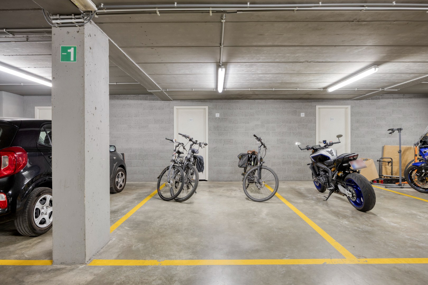 Gelijkvloers appartement met 2 slpk, 2 parkings en 2 kelderbergingen. 