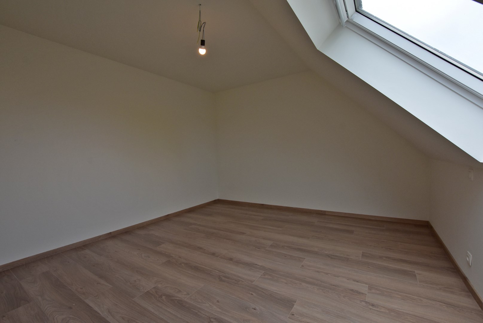 Ruime energiezuinige nieuwbouwwoning (2024) met inpandige garage op 193m² gelegen te Houthulst. 