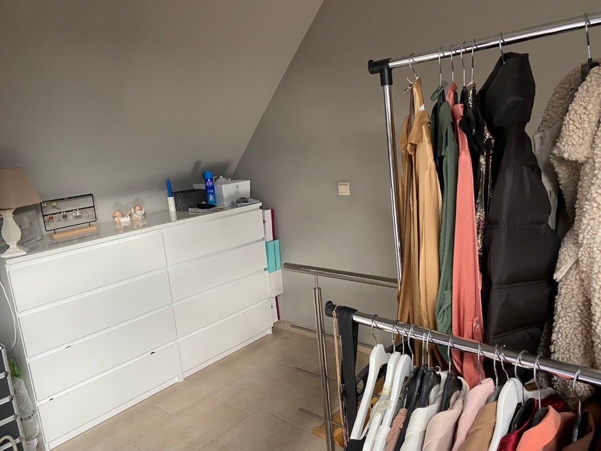 Eigentijds duplex-appartement met  autostaanplaats en kelder. Geen vaste kosten. 