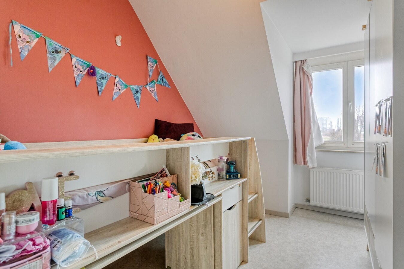 Rustig gelegen gezinswoning met zicht op natuurgebied, tuin en garage voor 2 wagens. 