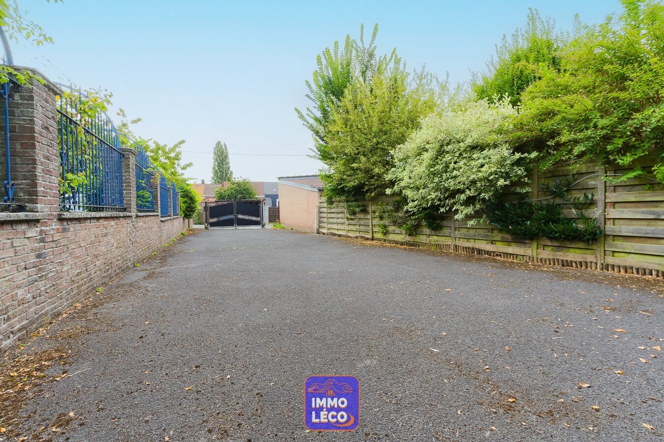 Maison de commerce avec habitation, jardin, poss. grand parking ! 