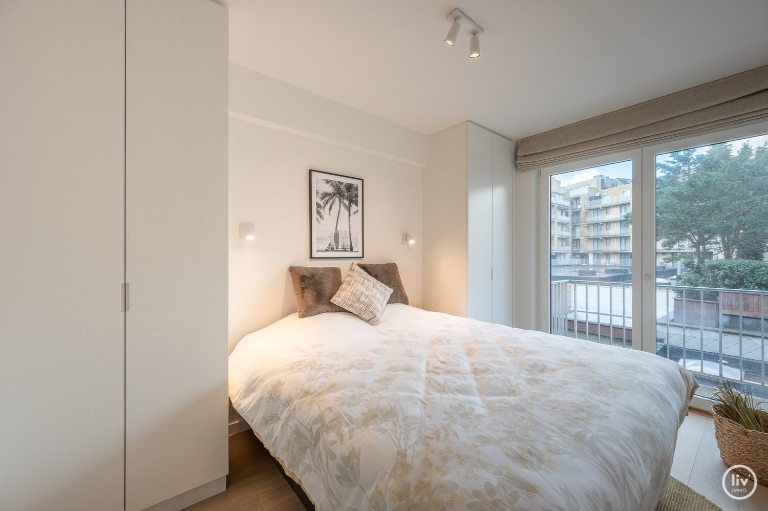 Integraal gerenoveerd 2-kamer appartement met een open zicht over het Yzepark (mogelijkheid tot aankoop van een garage onder de overzijde ). 