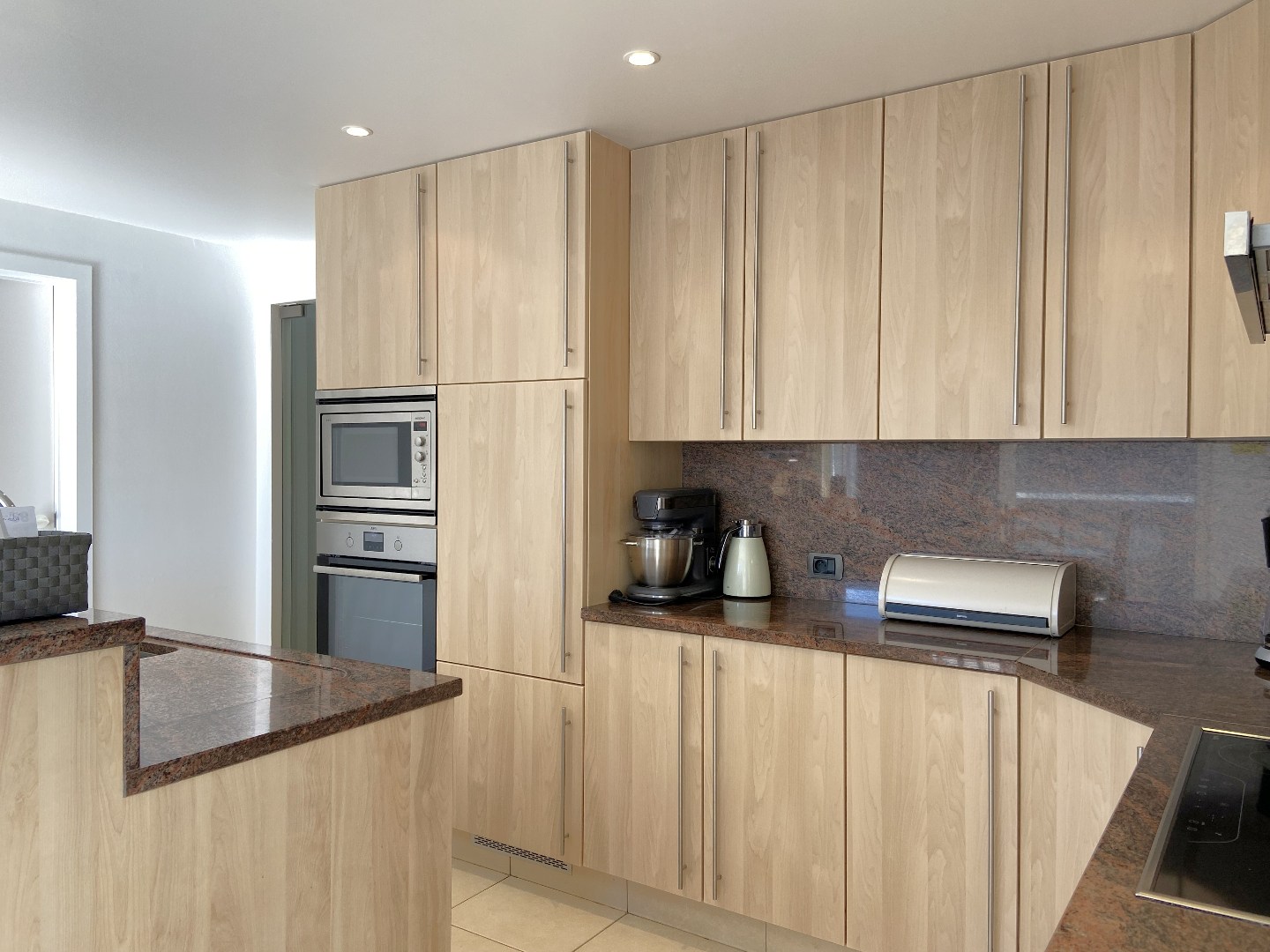 Zeer goed onderhouden ruime villa met tuin op topligging te Sint-Eloois-Vijve! 