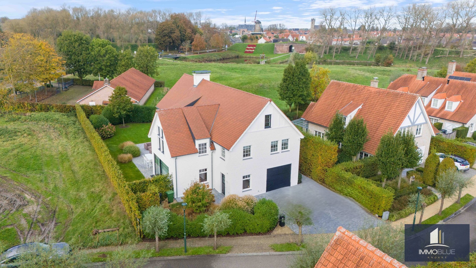 Exclusieve villa gelegen in een rustige, residentiële wijk . 