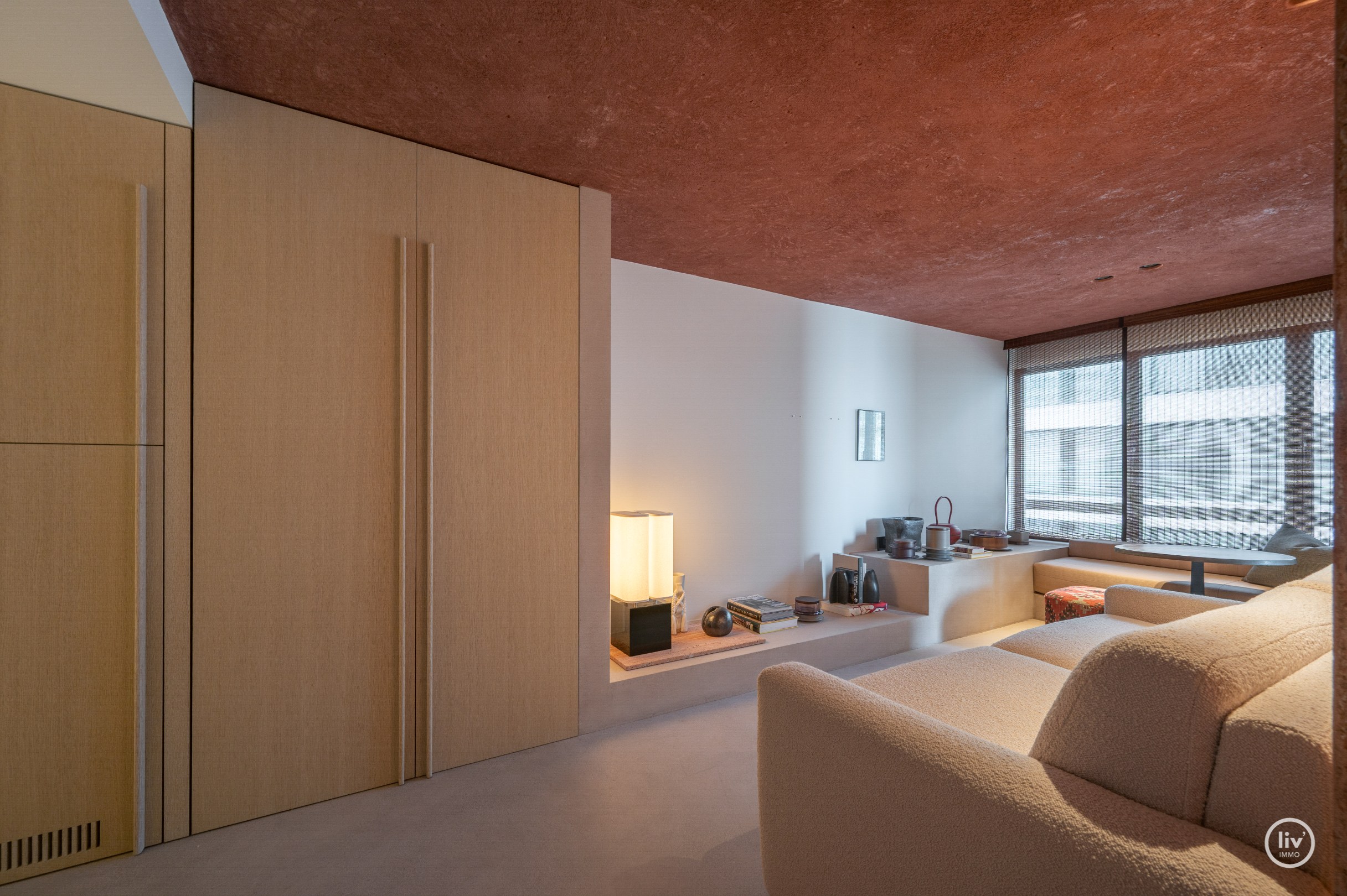 Uniek appartement ontworpen door architect Glenn Sestig met zijdelings zeezicht aan het Driehoeksplein 