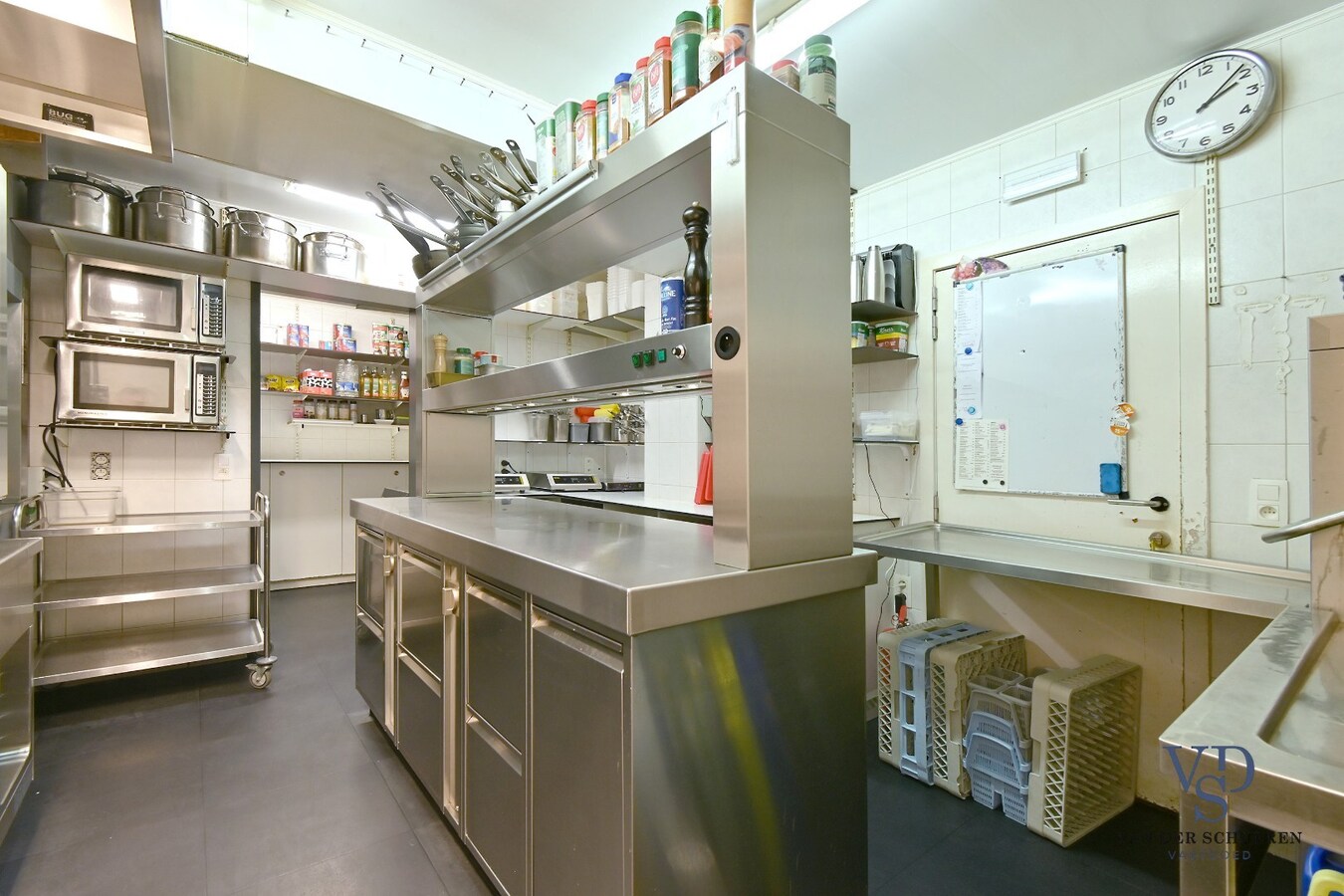 Handelspand (>300 m²) en 2 appartementen. 