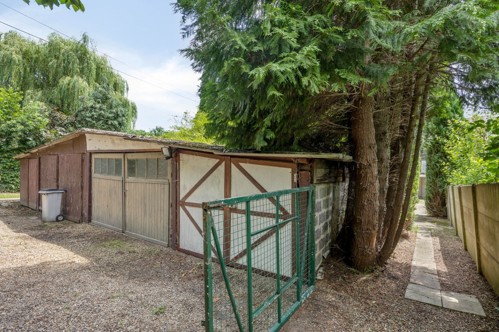 Ruime te renoveren woning met 3 slaapkamers in Lubbeek met doorgang langs het perceel van de buren. EPC: 736 KWH/m² 