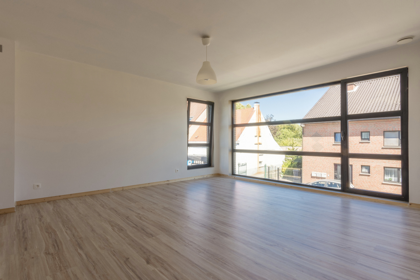 IN OPTIE Ruime en totaal vernieuwde woning in het dorp van Zaffelare 