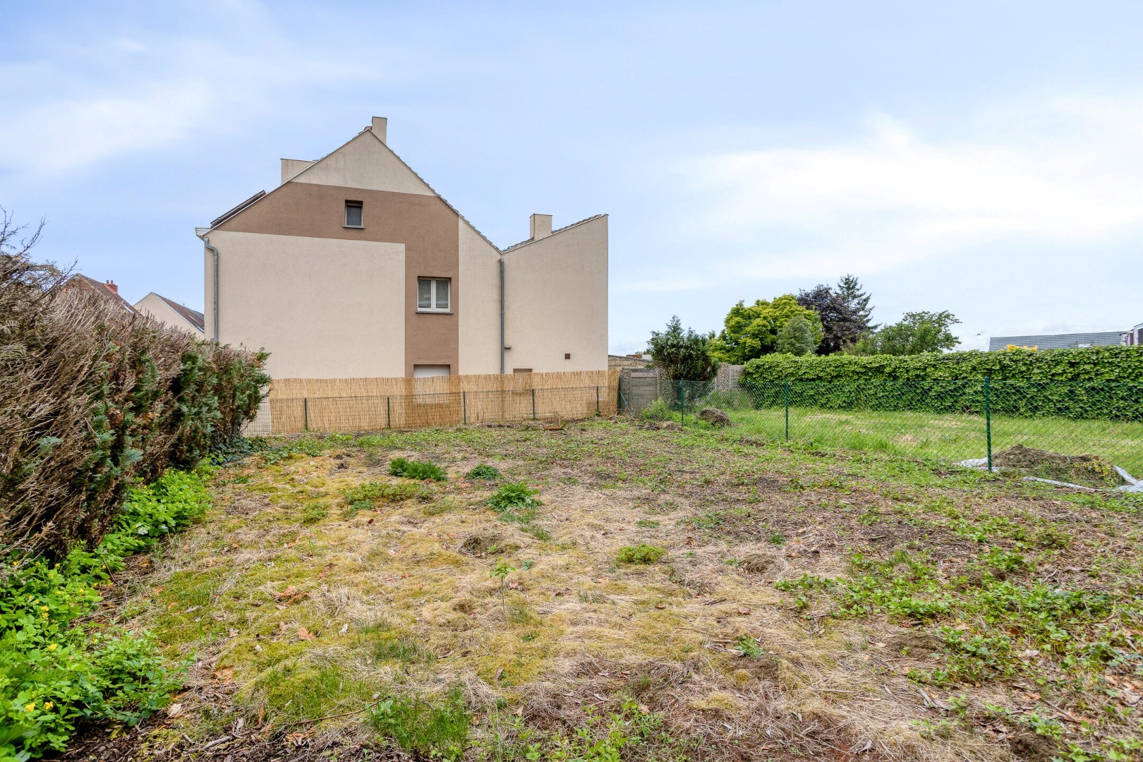 TE RENOVEREN WONING met 2 woonéénheden en tuin – 1640 SINT-GENESIUS-RODE 