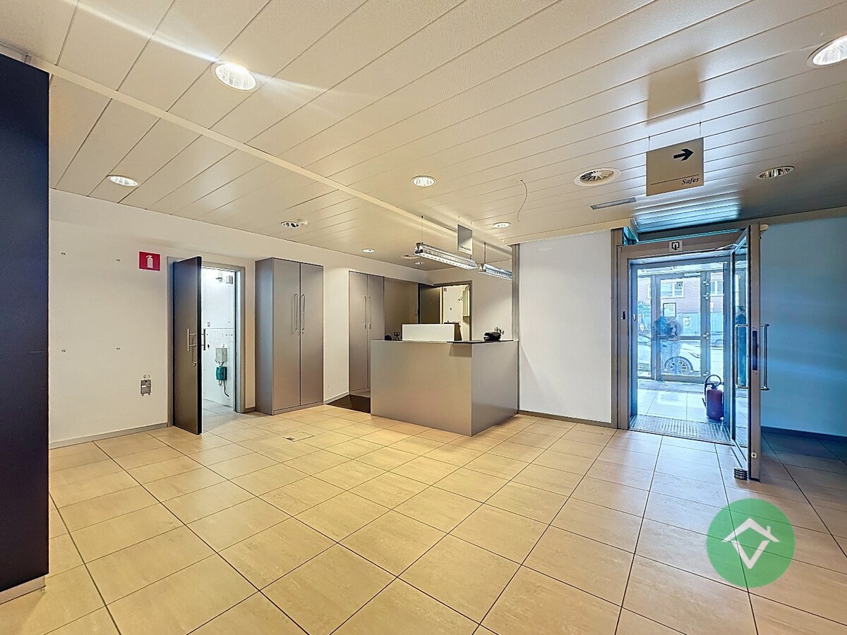 Commerciële toplocatie in Vleteren met burelen, vergaderruimtes en parking 