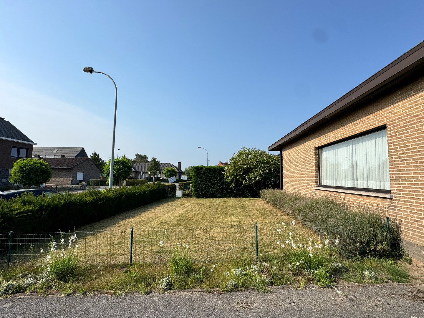 Woning op groot perceel met 3 slaapkamers en garage te Deinze 
